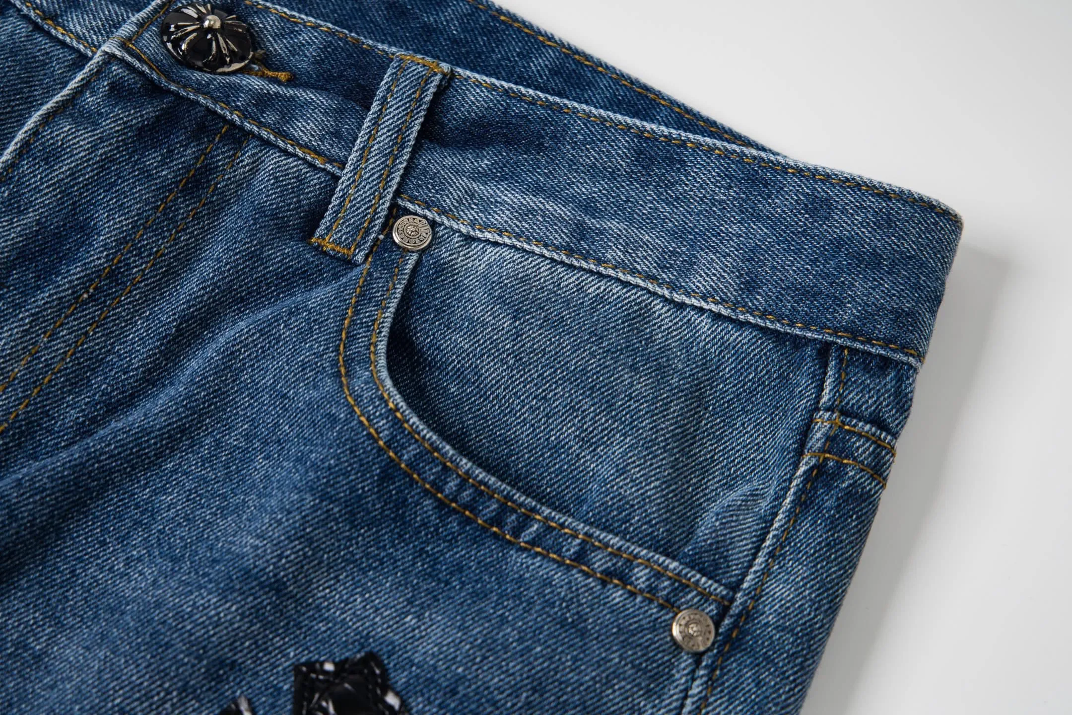 P220 Chrome hearts print stitching black leather classic washed jeans. Really restores the ultimate vintage texture. Three-dimensional version. Loose and comfortable, not picky on the figure. Makes taller and slimmer. Factory precision. Original factory quality control. Same style for men and women. Can be matched with couples. Versatile recommendation. Must-have jeans for all seasons. Fashionistas have been disappointed. From the quality selection of fabrics, the tailoring of details, and the matching of patterns, they are all impeccable! The upper body is so handsome when worn...it can be easily worn by men, women and children! The craftsmanship is made of heavy-duty washed pure cotton denim fabric. After washing, it is soft and thick. It is very stylish when worn on the body. Style number: 1760# Color: blue Size: 28 30 32 34 36